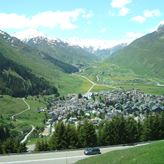 fam. Hovestad - Zicht op Andermatt vanuit de trein over de Oberalppass. Andermatt